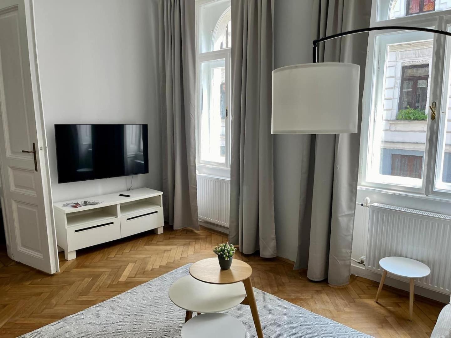 Grosszuegiger Wiener Altbau Gleich Neben Schoenbrunn Appartement