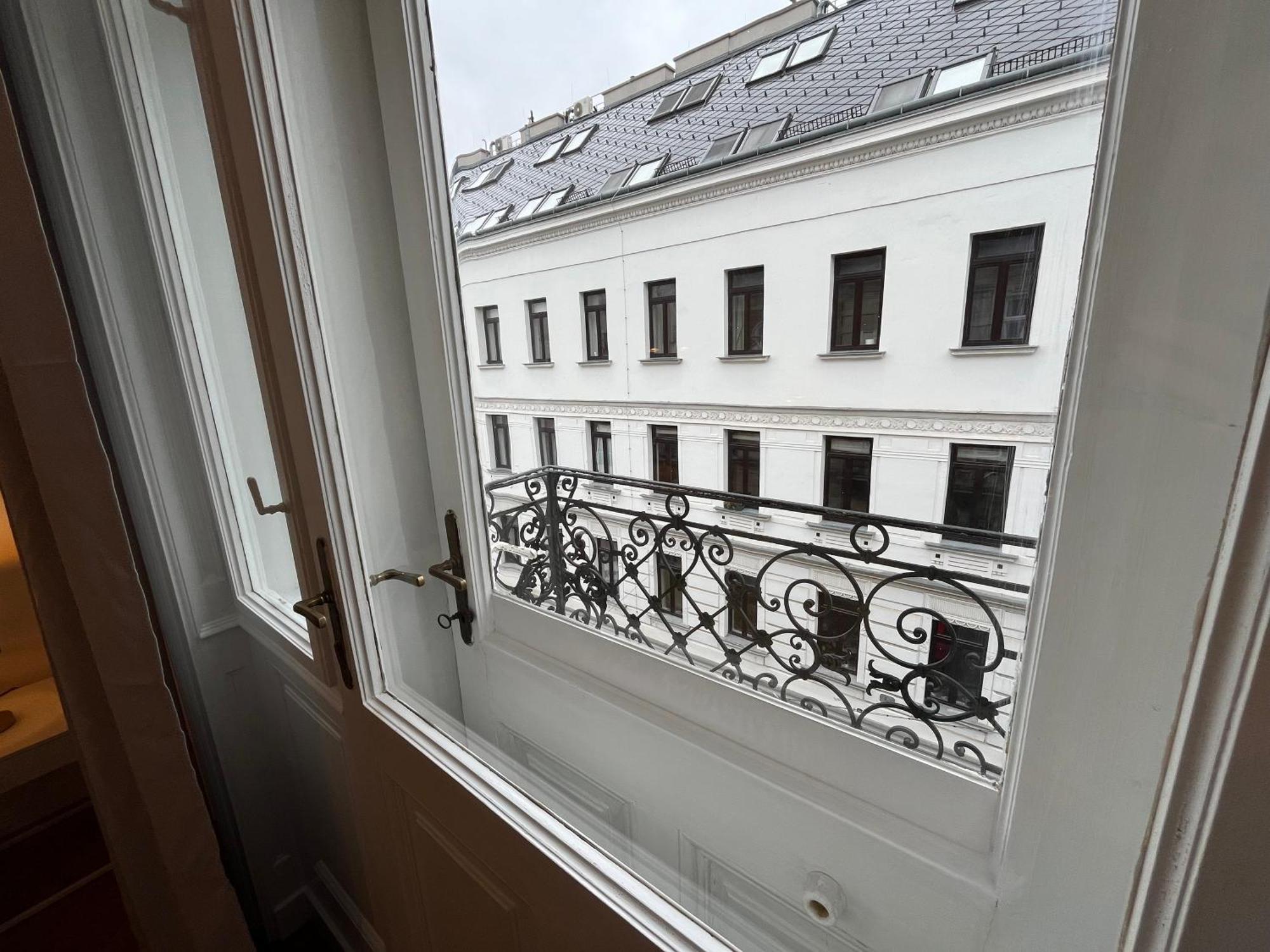 Grosszuegiger Wiener Altbau Gleich Neben Schoenbrunn Vienne